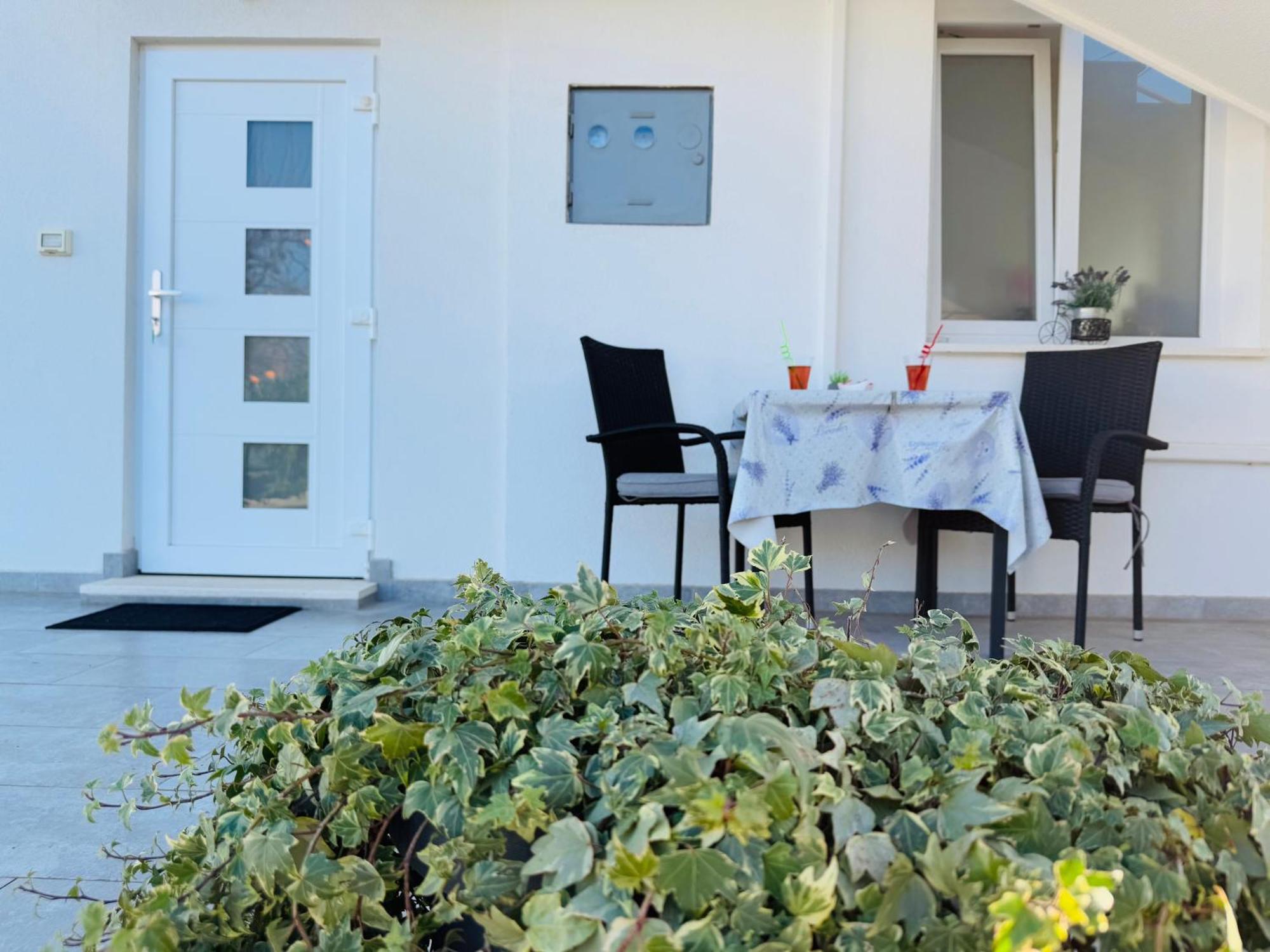 Apartment Erika - For 2 Near The Beach Pula Exteriör bild